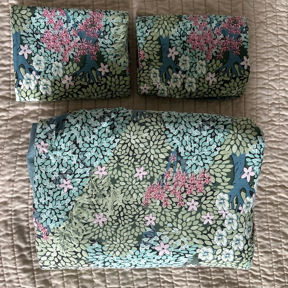 Floral Bedding Set in Green and Pink Duvet cover and pillow cases